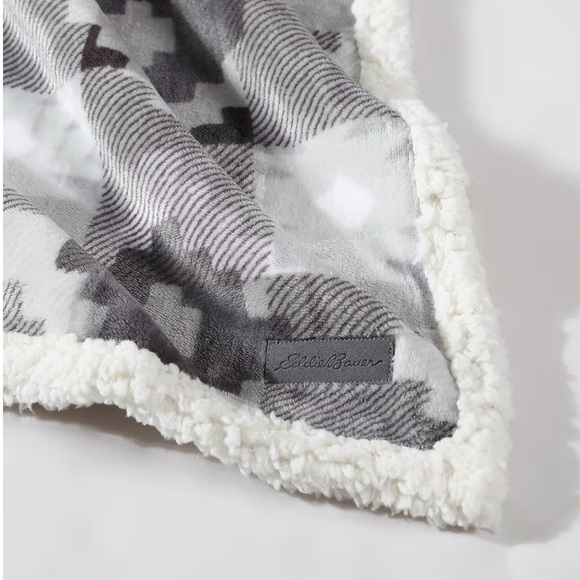 Eddie Bauer Gray White Sherpa Fleece Winter Throw Blanket 50 x 60 New - Picture 7 of 11